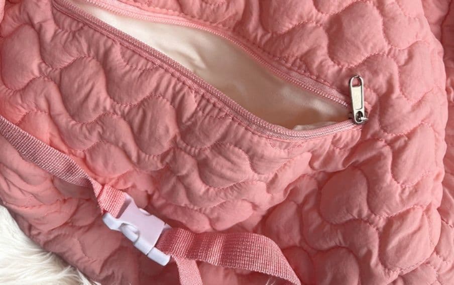 犬キャリーバッグ キルティング素材の前抱き犬用ベスト型キャリー