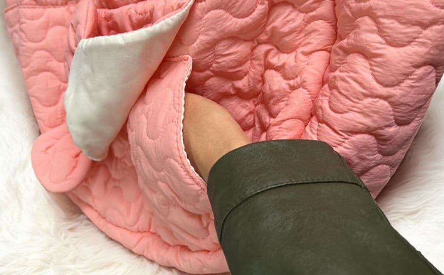 犬キャリーバッグ キルティング素材の前抱き犬用ベスト型キャリー